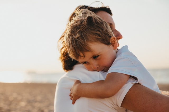 Parent-toolkit Young child and parent on a beach